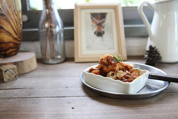 Główne danie na drewnianym stole